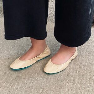Tieks by Gavrieli cream color sz 9 ballet flat new condition split sole design